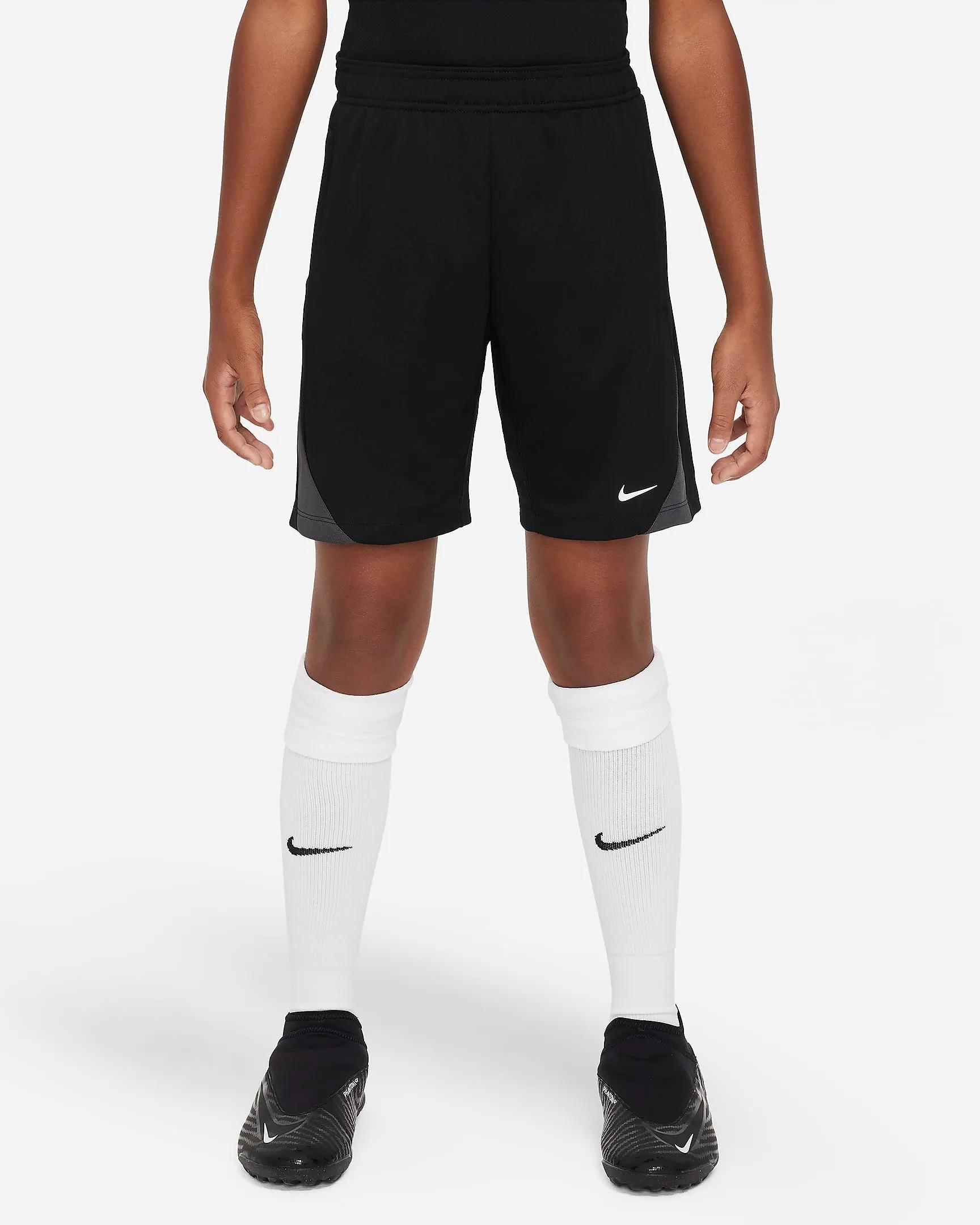 شورت Nike Dri-FIT Strike للأطفال الكبار media preview 2