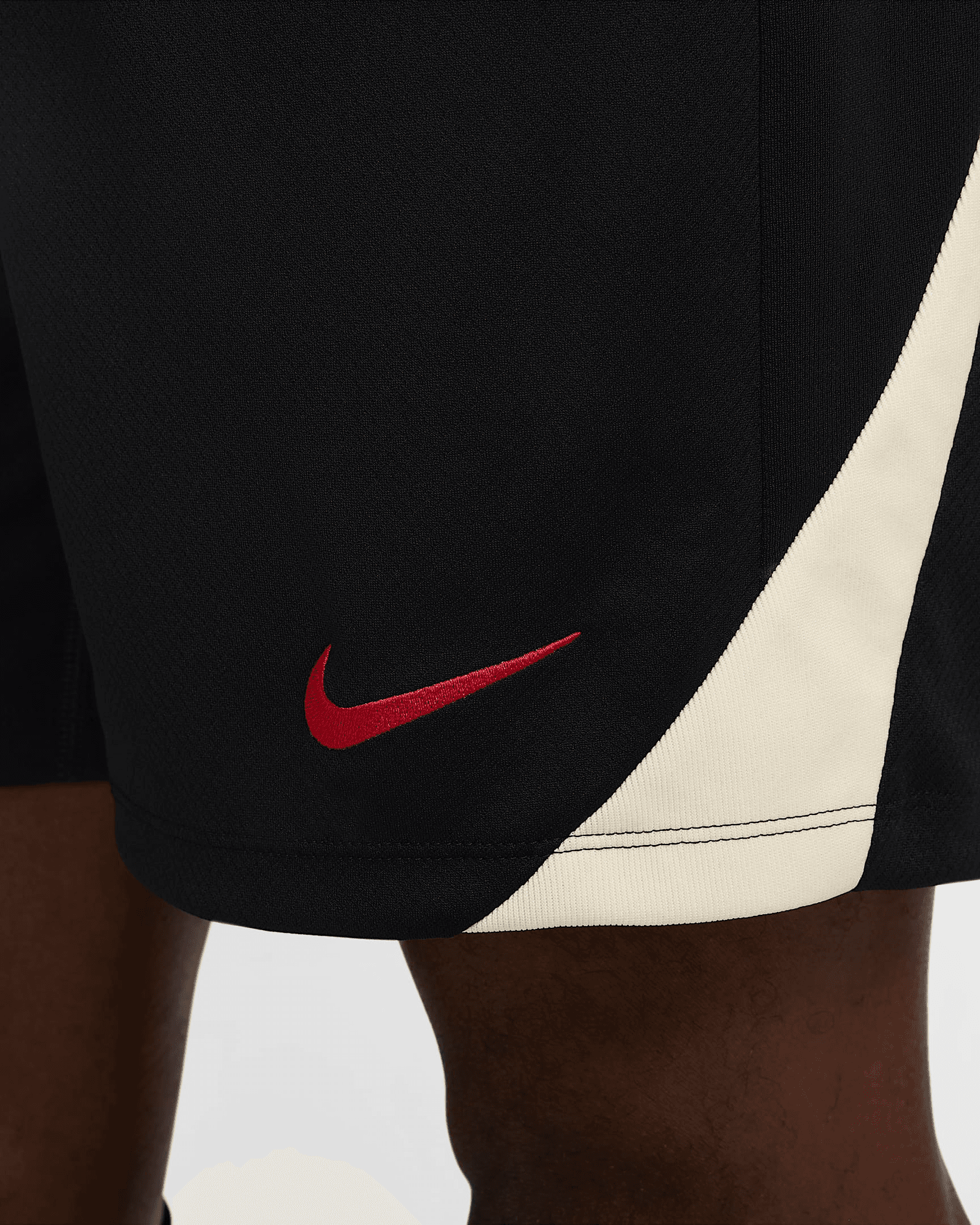 شورت هجومي من نايكي Dri-FIT لفريق ليفربول إف سي Thumbnail 5