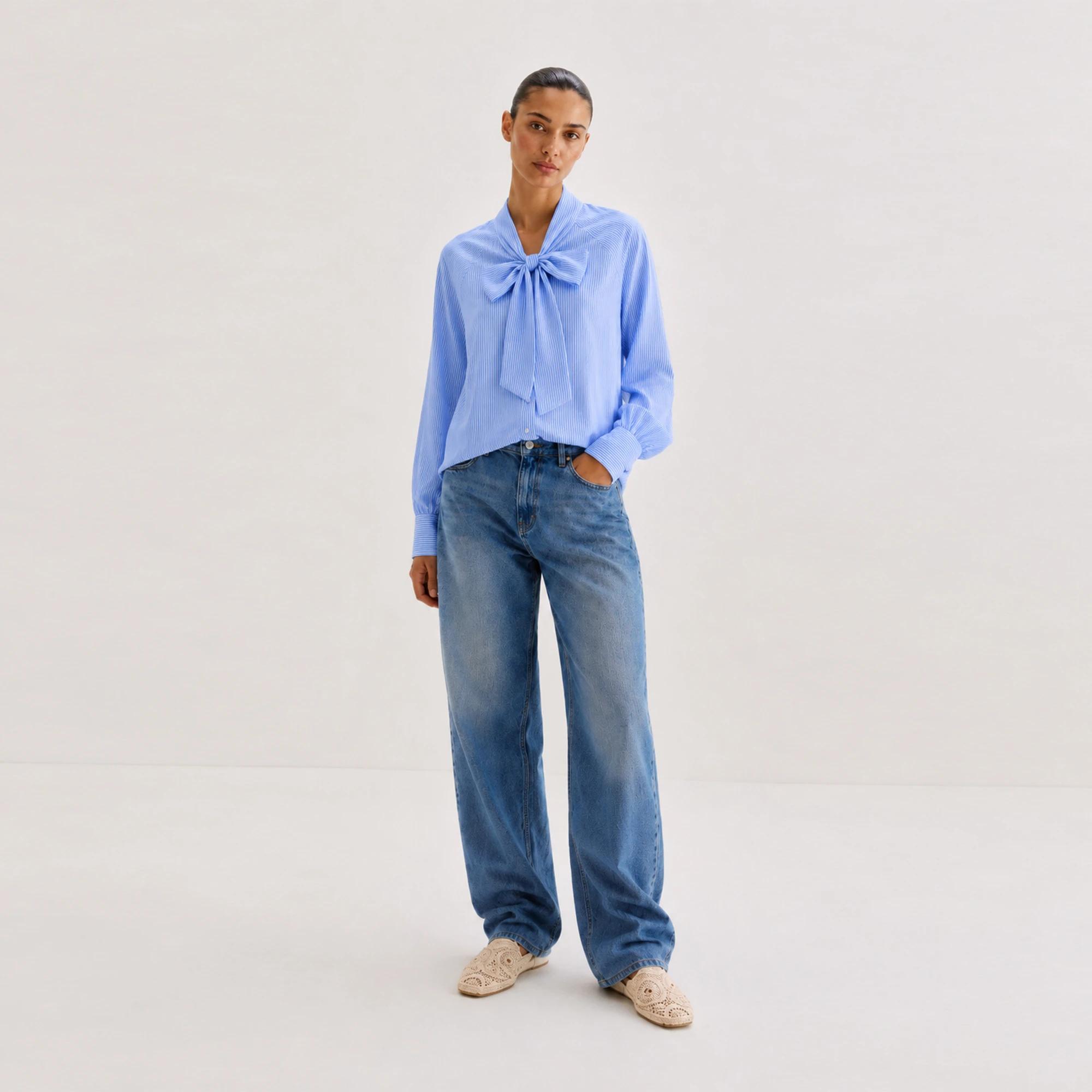 بلوزة نسائية مخططة بأكمام طويلة وربطة عنق alternative product image