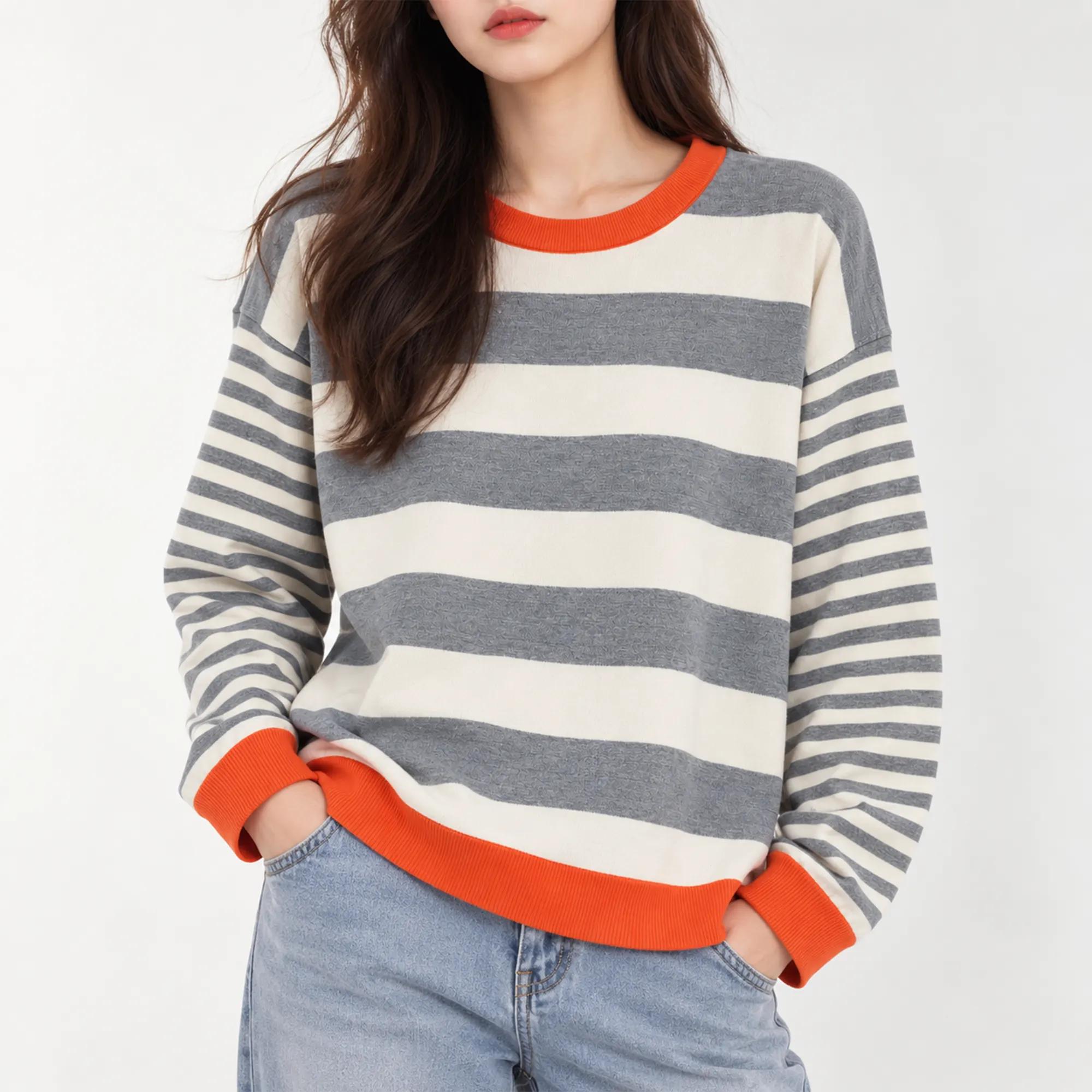 سترة نسائية محبوكة بياقة مستديرة ونقشة مخططة. product image