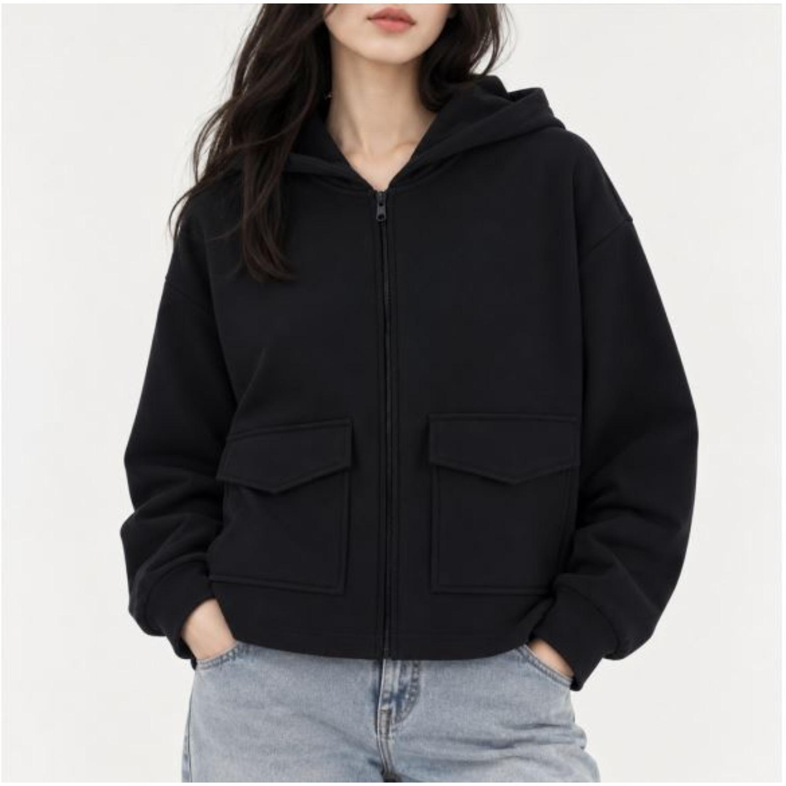 سترة نسائية تقنية بسحاب وغطاء للرأس، مصنوعة من قماش مطاطي product image
