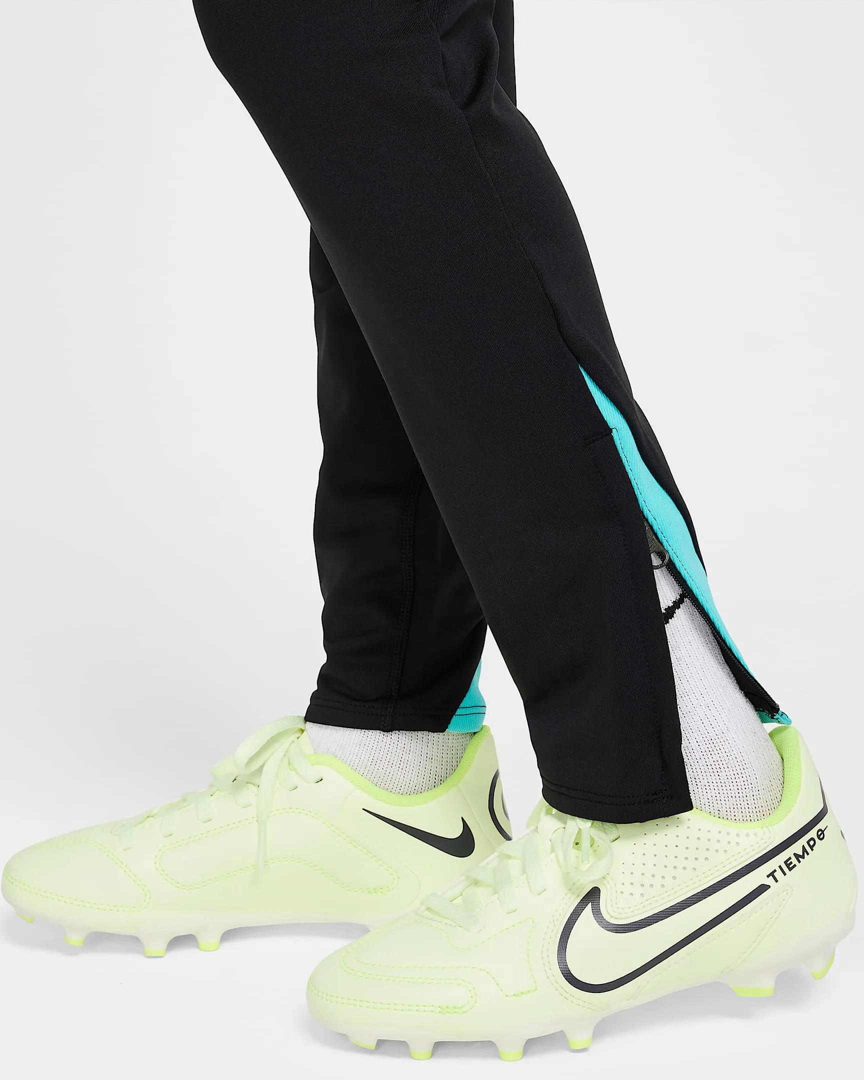 بنطال Nike Dri-FIT Strike للأطفال الكبار media preview 5
